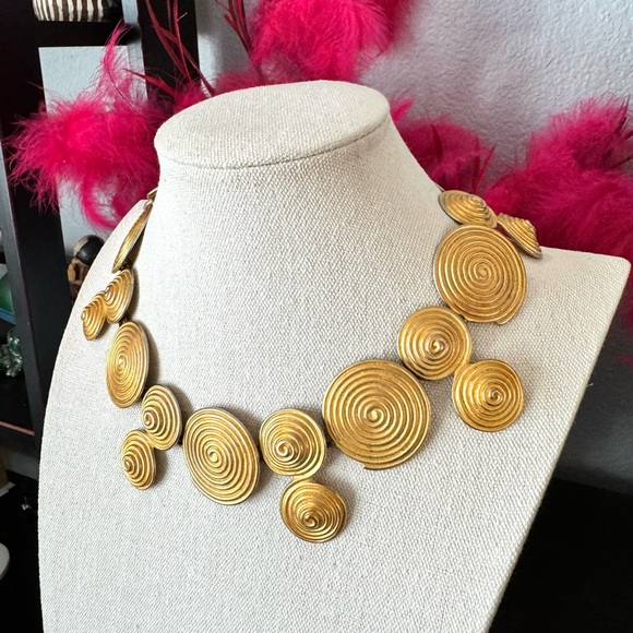 Vintage Gold Tone Swirl Circle Necklace - Picture 2 of 11